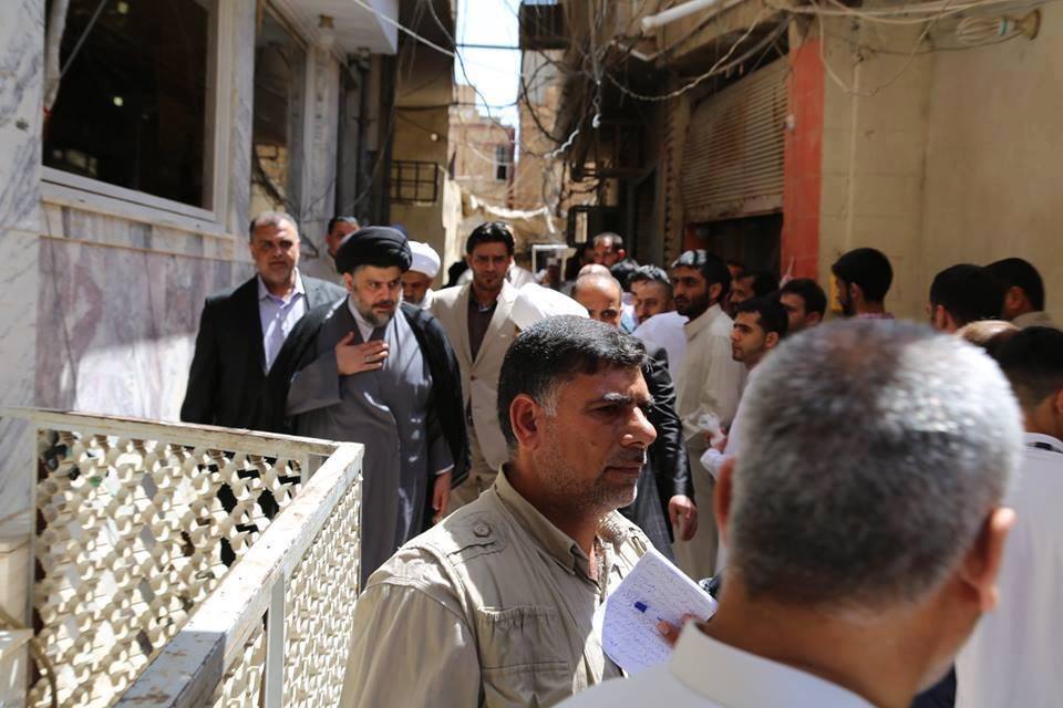 صورة للسيد مقتدى الصدر خلال لقائه المرجع السيستاني يوم امس
