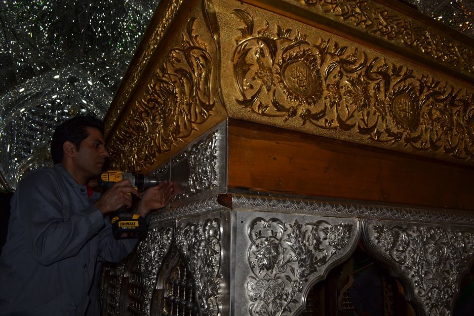 بالصور :المباشرة بمرحلة التذهيب وتركيب المحجات الفضية للشباك الجديد لضريح السيد ابراهيم المجاب بالحرم الحسيني