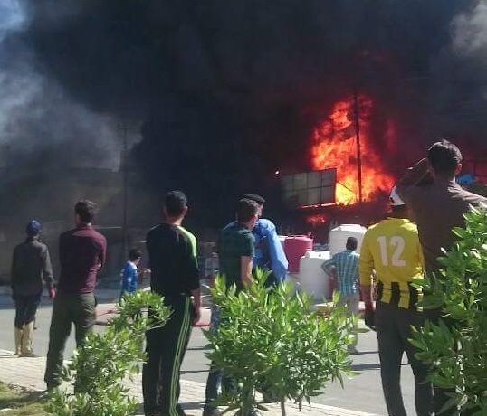 بالصور:حريق في مخزن للاصباغ في كربلاء وعوائل تخلي دورها بسبب الدخان السام