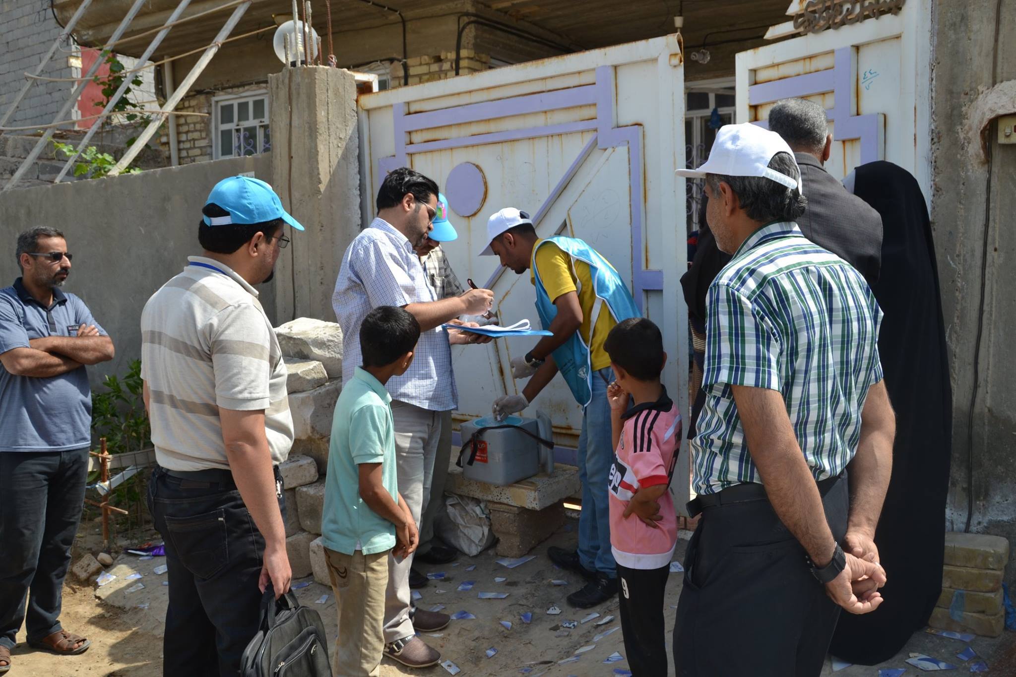 كربلاء:قطاع الهندية للرعاية الصحية يوزع 2192 ناموسية و 8540 حبة كلور ويكافح 80 دونم من يرقات البعوض (مصور)