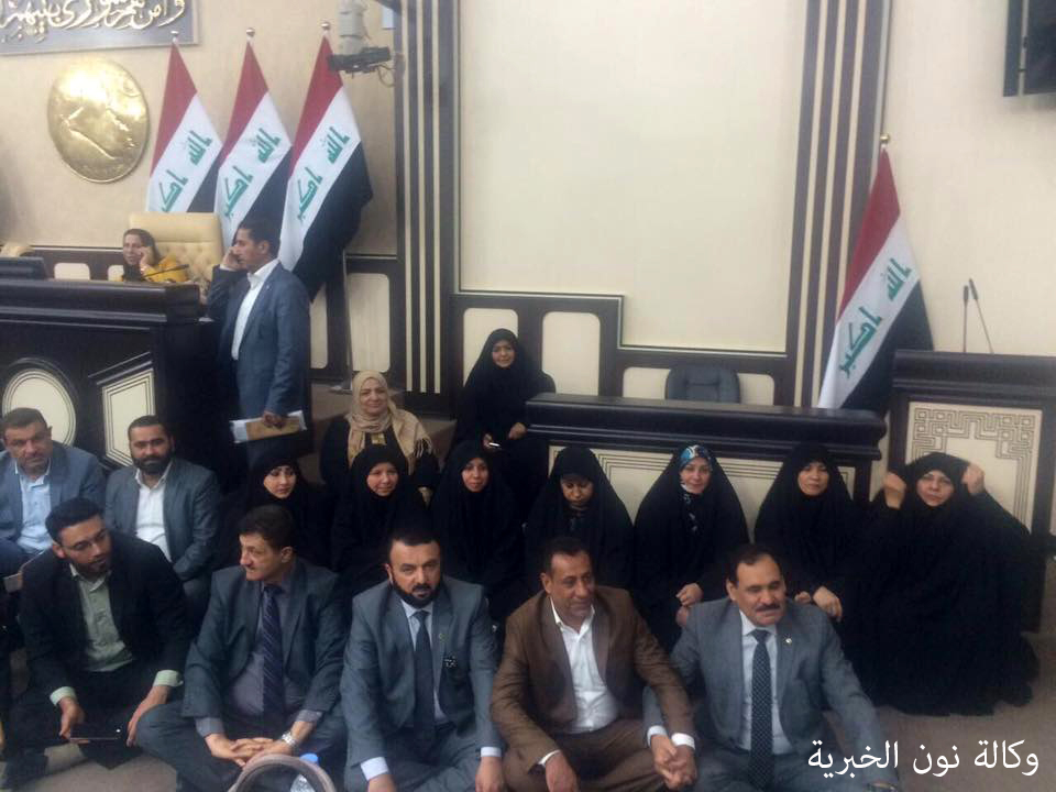 اربعة نواب معتصمين يسحبون تواقيعهم من قائمة اقالة الرئاسات الثلاث