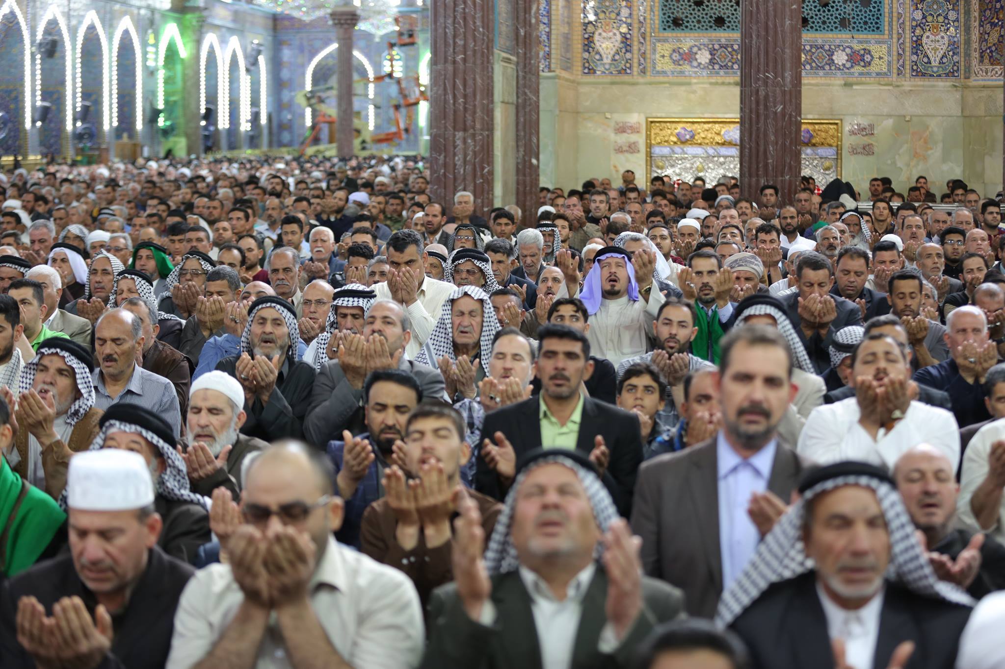 بالصور :صلاة الجمعة من الصحن الحسيني الشريف بامامة السيد احمد الصافي