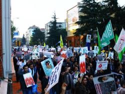 مسيرة لنصرة الشعب البحريني في تركيا ومطالبات لانسحاب فوري لقوات درع الجزيرة من البحرين