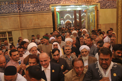 معاون وزير الاوقاف السوري مع مسؤولين من دول عربية واجنبية يزورون مرقد الامام الحسين (مصور)