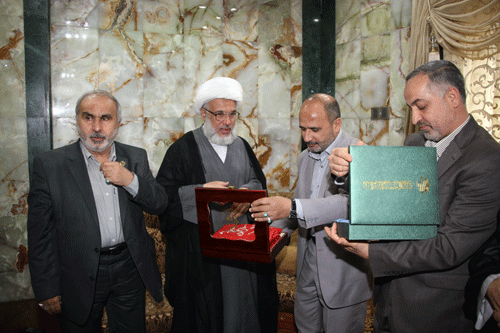 العتبة العباسية تكرم الشيخ الكربلائي بمنحه راية ابي الفضل العباس لمرور (10) اعوام على توليه ادارة العتبة الحسينية المقدسة "مصور"