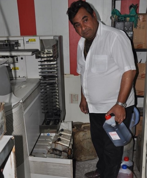 البصرة: أبو زيدون يستخرج من مخلفات التصوير فضّة وعلاجاً لامراض جلدية