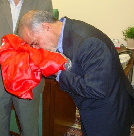 كربلاء:العتبة الحسينية تهدي راية قبة الامام الحسين الى المشهد الرضوي (مصور)