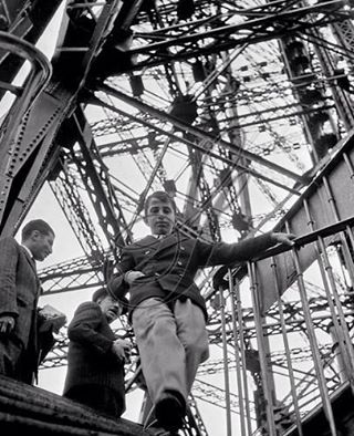 الملك فيصل الثاني في باريس ( يتسلق برج أيفل الشهير ) سنة 1949