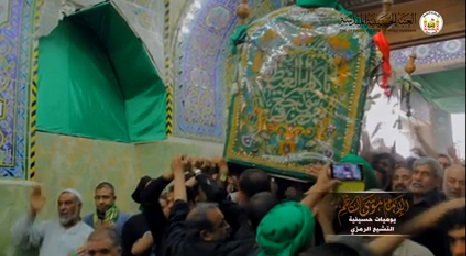 بالفيديو : نعش مكبل بالسلاسل في حرم الامام الحسين