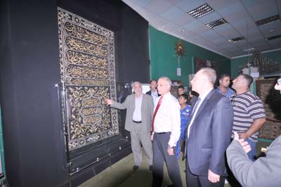 السفير البريطاني ببغداد يتجول في متحف العتبة الحسينية ويطلع على المعروضات  (مصور)