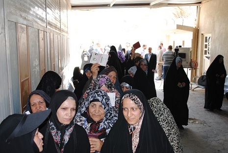 الايرانيون في ثلاث محافظات عراقية يدلون باصواتهم لاختيار رئيس جمهوريتهم في كربلاء (تقرير مصور)