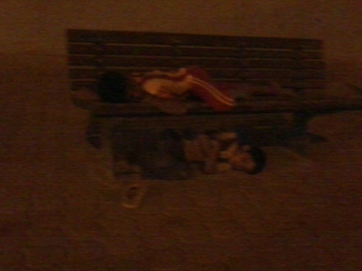 شوارع كربلاء تشهد بعد منتصف الليل نوم الاطفال على ارصفتها+صورة