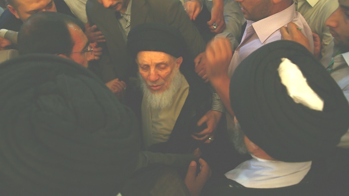 بالصور:المرجع السيد محمد سعيد الحكيم يؤدي مراسيم زيارة النصف من شعبان في الحرم الحسيني