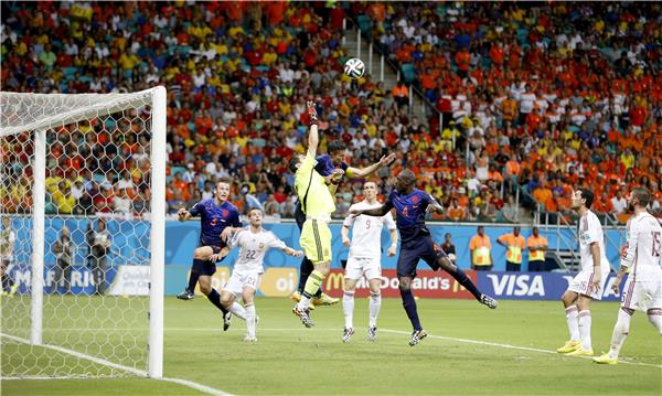 بالتفاصيل والصور:الطاحونة الهولندية "تفرم" الثور الأسباني  بخمسة اهداف لهدف واحد