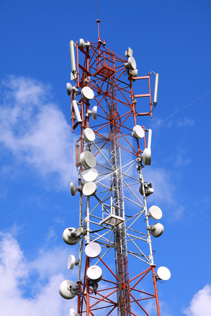 البيئة تعلن إغلاق ٣٠٠ برج للهواتف النقالة لمخالفتها الضوابط البيئية