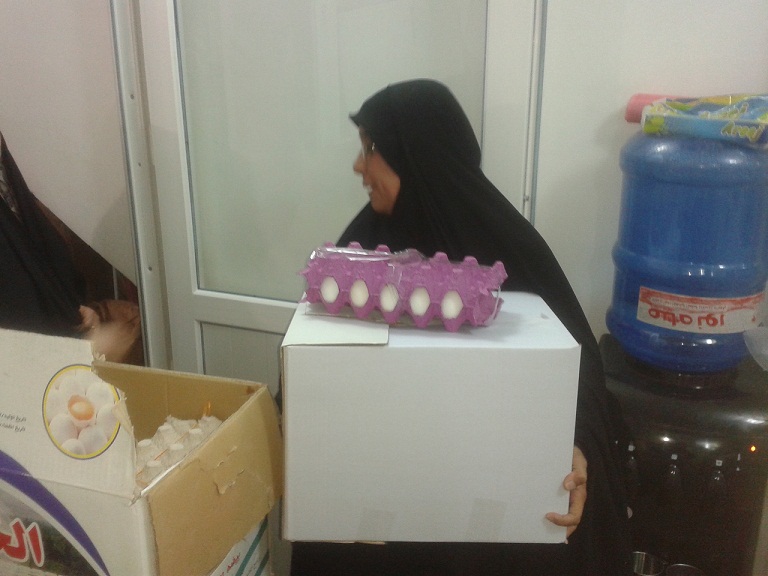 كربلاء :مؤسسة الاخاء تمنح عوائل متعففة سلة  غذاء رمضانية مع مبلغ مالي(مصور)