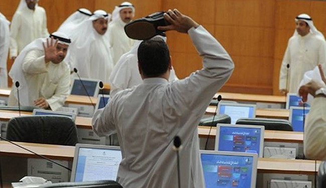 بالصور:مجلس الأمة الكويتي يتحول الى حلبة مصارعة بـ"العقال والنعال"؟!