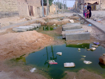 تلوث مياه الشرب مع الصرف الصحي في احدى مناطق حي العامل غرب كربلاء(مصور)