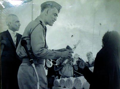 من الارشيف :عبد الكريم قاسم يوزع سندات الدور السكنية على العراقيين والعراقيات