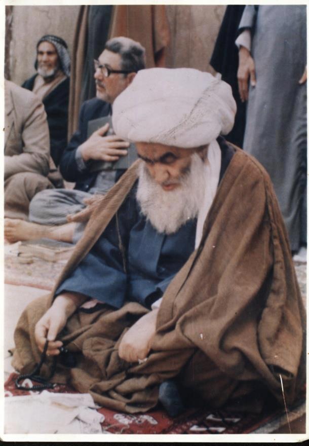 صورة ارشيفية للشهيد الشيخ علي الغروي أحد مراجع النجف قبيل اغتياله عام 1998