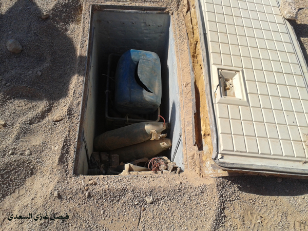 شاهد بالصور الحصرية :الجيش العراقي يستولي على عبوات واحزمة ناسفة ولاصقة كانت مدفونة تحت الارض في الصحراء الغربية