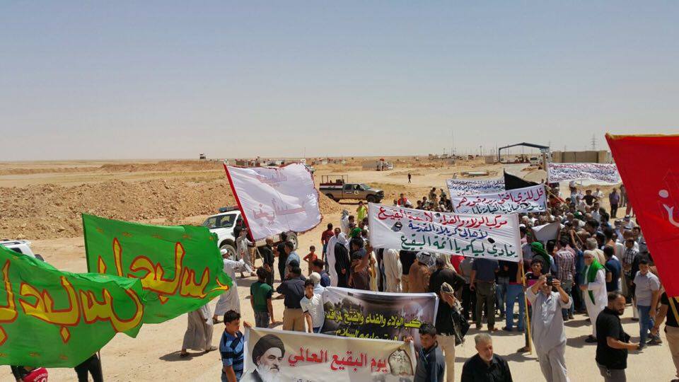 بالصور:تظاهرة على الشريط الحدودي بين العراق والسعودية تطالب ببناء قبور ابناء رسول الله محمد صلى الله عليه واله