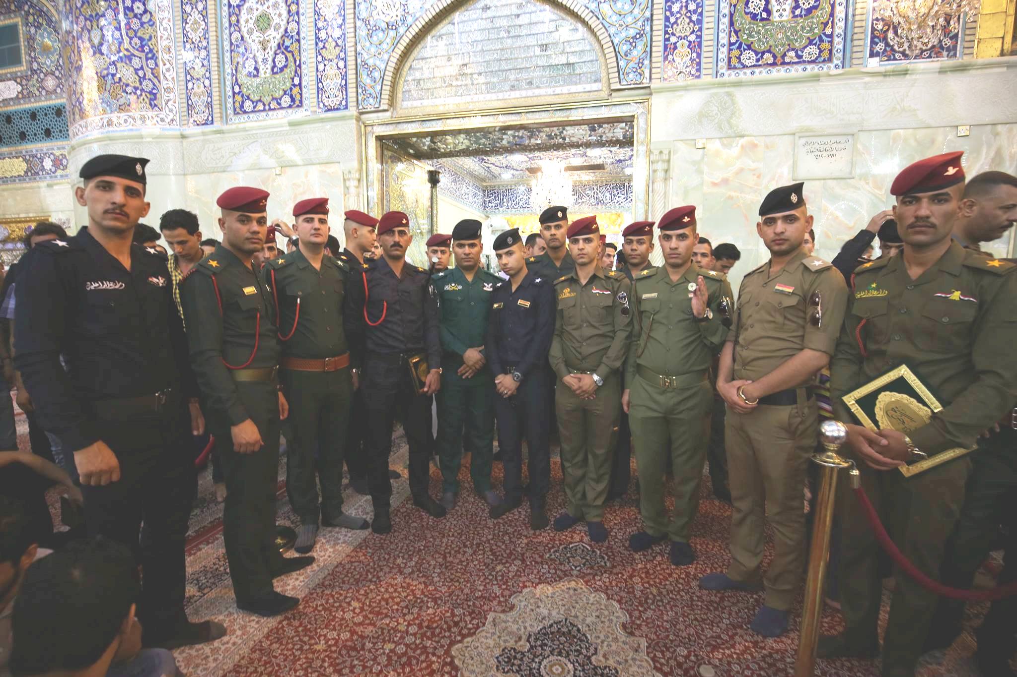 كربلاء:خريجو الكلية العسكرية يؤدون قسم الولاء عند مرقد الامام الحسين عليه السلام (مصور)