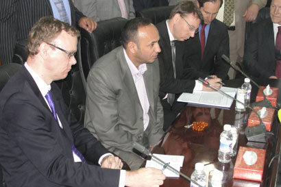 السفير السويدي بالعراق  يحضر توقيع عقد مع شركة اسكانيا في كربلاء وينفي رفض لجوء العراقيين الى بلاده