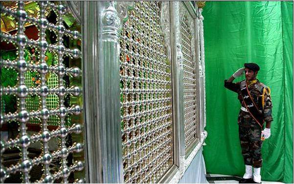 أمانة مسجد الكوفة تعلن بدء نصب الشباك الجديد لضريح مسلم بن عقيل عليه السلام