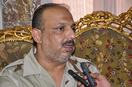 مسؤول محلي في كربلاء يرتدي الزي العسكري لاول مرة بعد عام 2003 +صورة