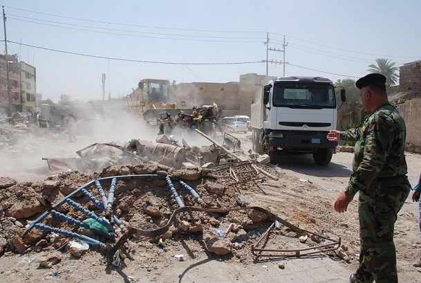 بلدية كربلاء تنفذ حملة لإزالة التجاوزات في شارع ميثم التمار وتتوعد المخالفين بغرامة 500 الف دينار (مصور)