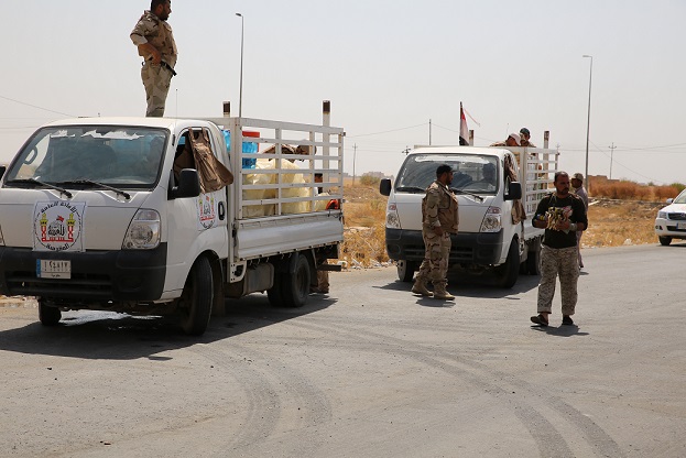 شاهد بالصور كيف توزع العتبة الحسينية المقدسة الارزاق الجافة ومياه الشرب الى قطعات الجيش في تكريت