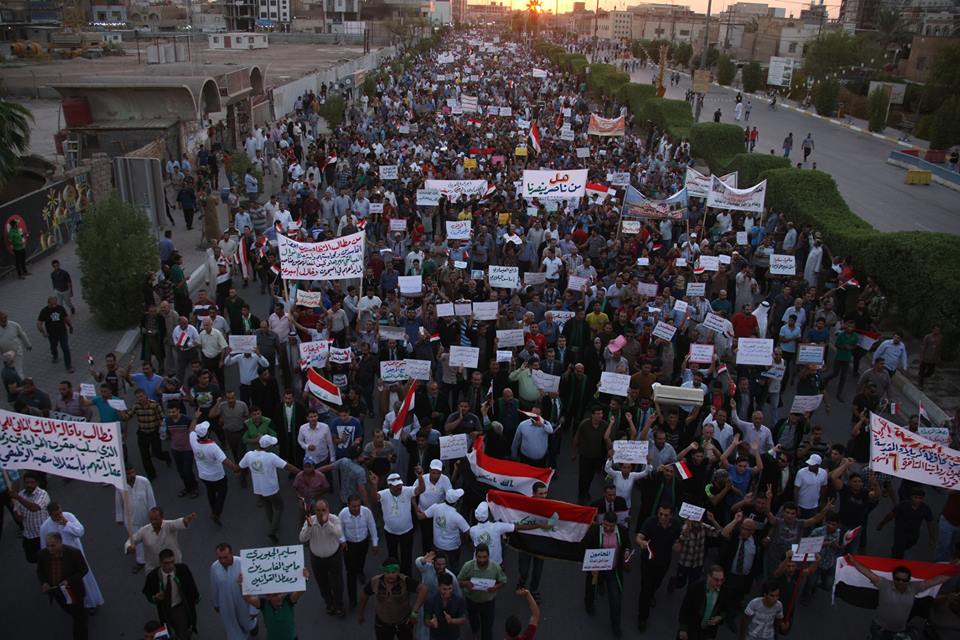 بالصور:تظاهرات في كربلاء تطالب بالغاء مجلس المحافظة وتطهير القضاء من الفاسدين والشرطة ترد بخراطيم المياه