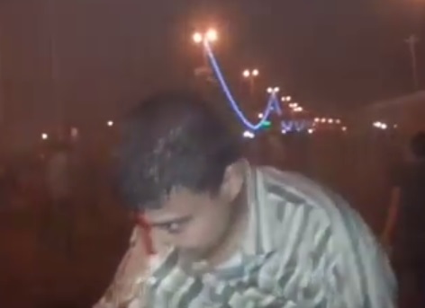 بالفيديو:مكافحة الشغب في كربلاء تطلق قنابل الدخان وترش المتظاهرين بالمياه اثناء محاولة اقتحام مبنى المحافظة