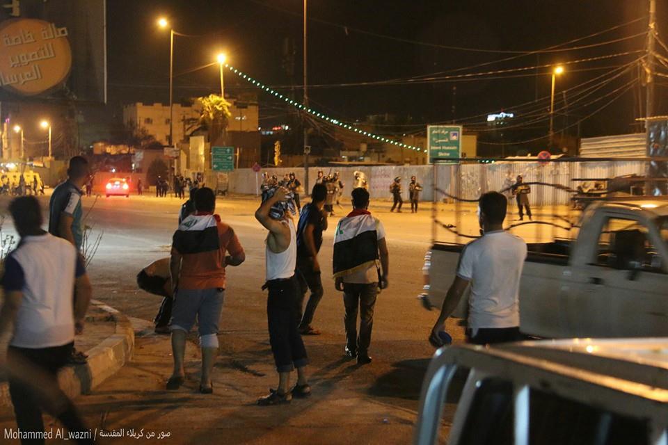 بالصور :اصابة عدد من المتظاهربن اثناء مواجهات مع قوات الشغب  مع حرق دراجة نارية بكربلاء