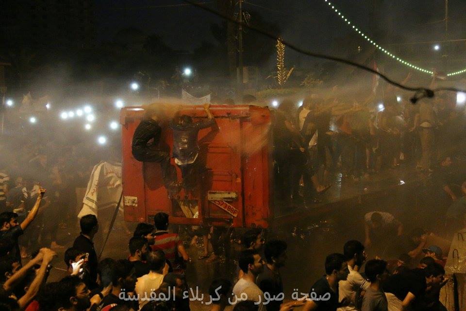 بالصور: عربة شاحنة كبيرة تتواجد امام مبنى المحافظة  تغير مسار التظاهرات وتثير استغراب الجماهير ؟!