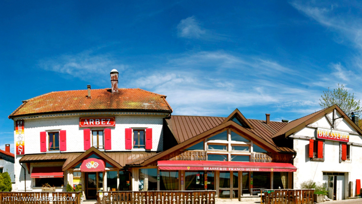 هذا الفندق يمنحك سريرا واحدا في دولتين