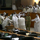 نواب كويتيون سلفيون يعتدون على نائبين شيعيين بالضرب ما استدعى نقلهم للمستشفى