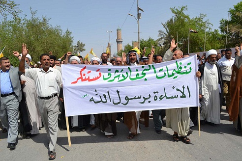 مئات المتظاهرين في النجف يحرقون العلم الامريكي ويطالبون بتقديم اعتذار رسمي(مصور)