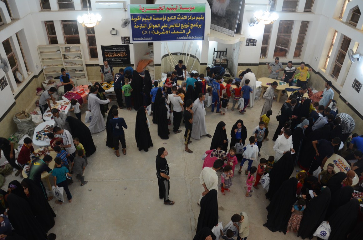 مؤسسة اليتيم الخيرية التابعة للمرجع الحكيم توزع كسوة لـ"52" الف نازح في النجف