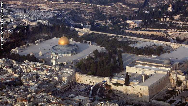 وزير الخارجية الكويتي يصلي في المسجد الأقصى ويزور رام الله