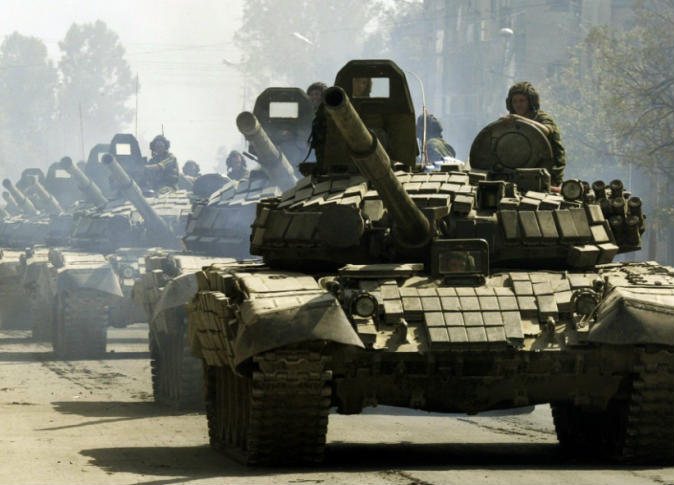 روسيا تنشر دبابات ومدفعية في مطار سوري