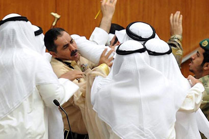 تقرير بالصور لاعتداء نواب سلفين بالكويت على نواب شيعة في مجلس الامة