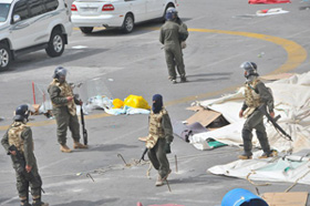 السلطات البحرينية تتصدى للمحتجين بالشوزن و تعتقل النساء وقوات راجلة تقتحم الطرقات