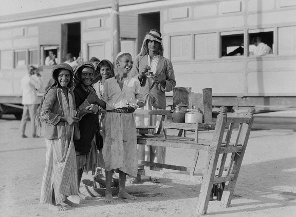 صورة أرشيفية نادرة لبائع شاي ببغداد في ثلاثينات القرن الماضي