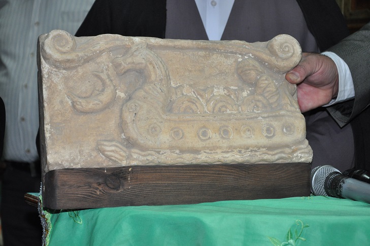 مسؤول لبناني رفيع يهدي العتبة الحسينية منحوتة تعود للعهد الفنيقي وستعرض في متحف العتبة مع هدايا الملوك والامراء+صورة