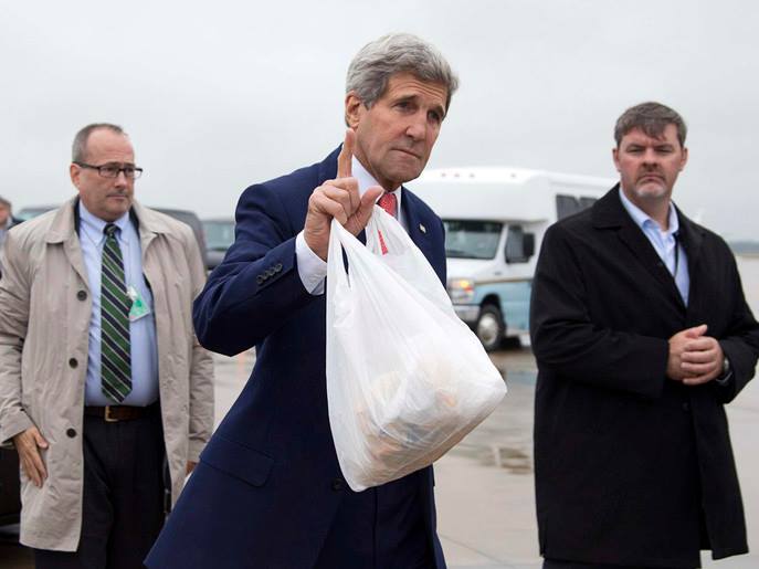 كيس كيري الأبيض" يشعل مواقع التواصل الاجتماعي