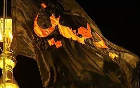 كربلاء تستبدل رايتي قبتي الامامين الحسين والعباس عليهما السلام ايذانا ببدء شهر محرم الحرام 1437هج