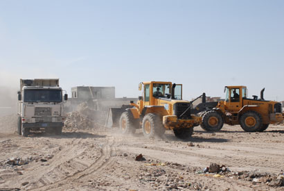 حملات لإزالة الأنقاض وحظائر الحيوانات في الأحياء السكنية في كربلاء (مصور)