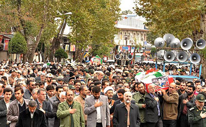 إيرانيون يشيعون زوارا استشهدوا اثر إنفجار إرهابي على طريق سامراء(مصور)